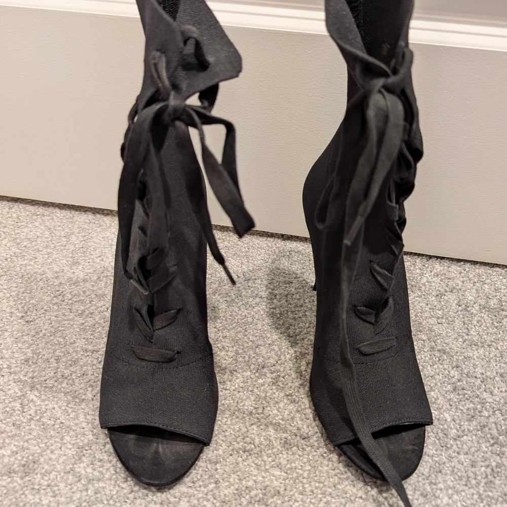 Steve Madden Black Lace-Up Boots with Modern Elegance